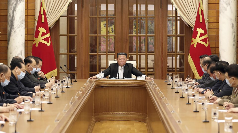 Ziemeļkorejas līderis Kims Čenuns un citas augstākās amatpersonas politbiroja krīzes sanāksmē. 2022....