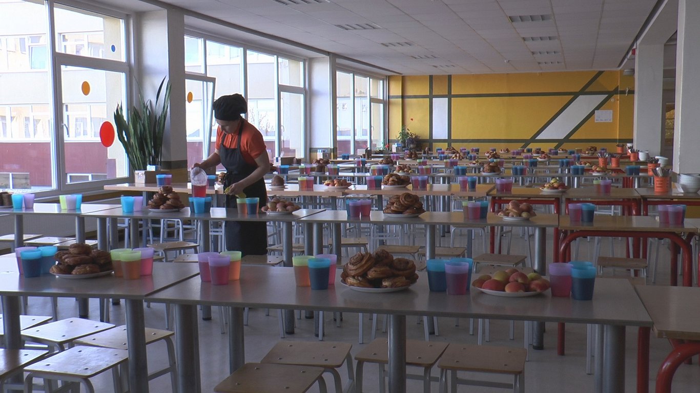 Skolām un ēdinātājiem satraukums par skolēnu pusdienām rudenī