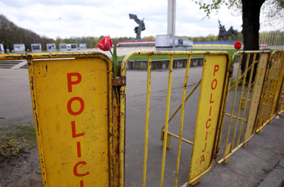 Policijas barjeras pie Uzvaras parka.