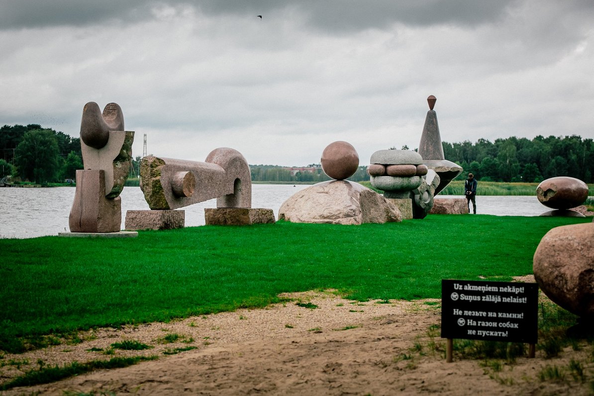 Paula Jaunzema akmens skulptūru parks Buļļupes krastā Vakarbuļļos