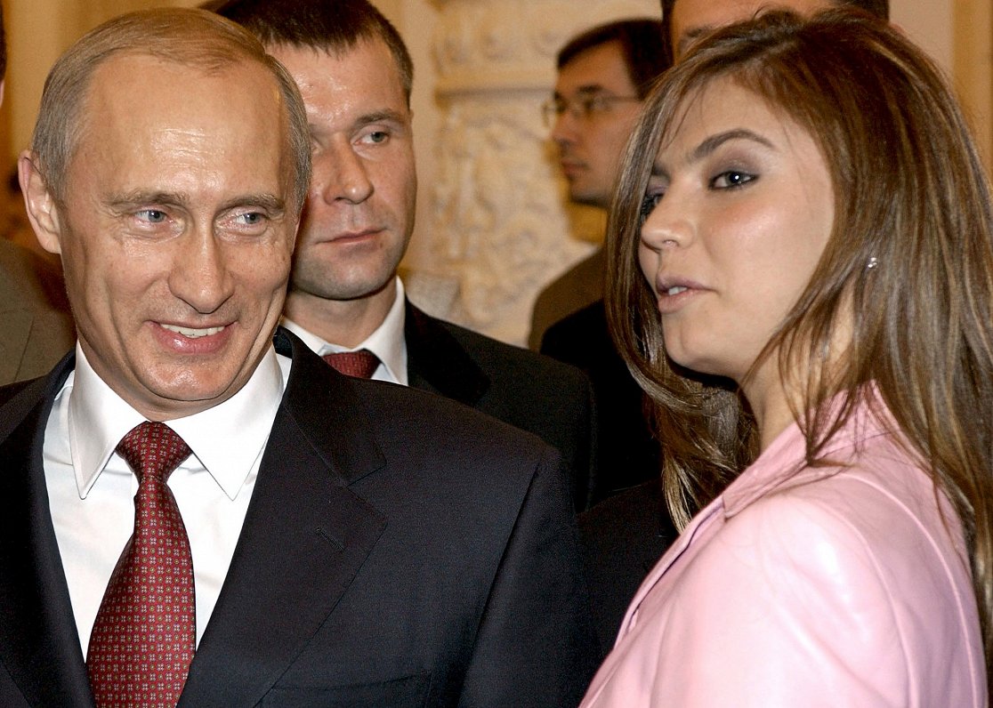 Krievijas prezidents Vladimirs Putins un viņam pietuvinātā mākslas vingrotāja Aļina Kabajeva 2004. g...