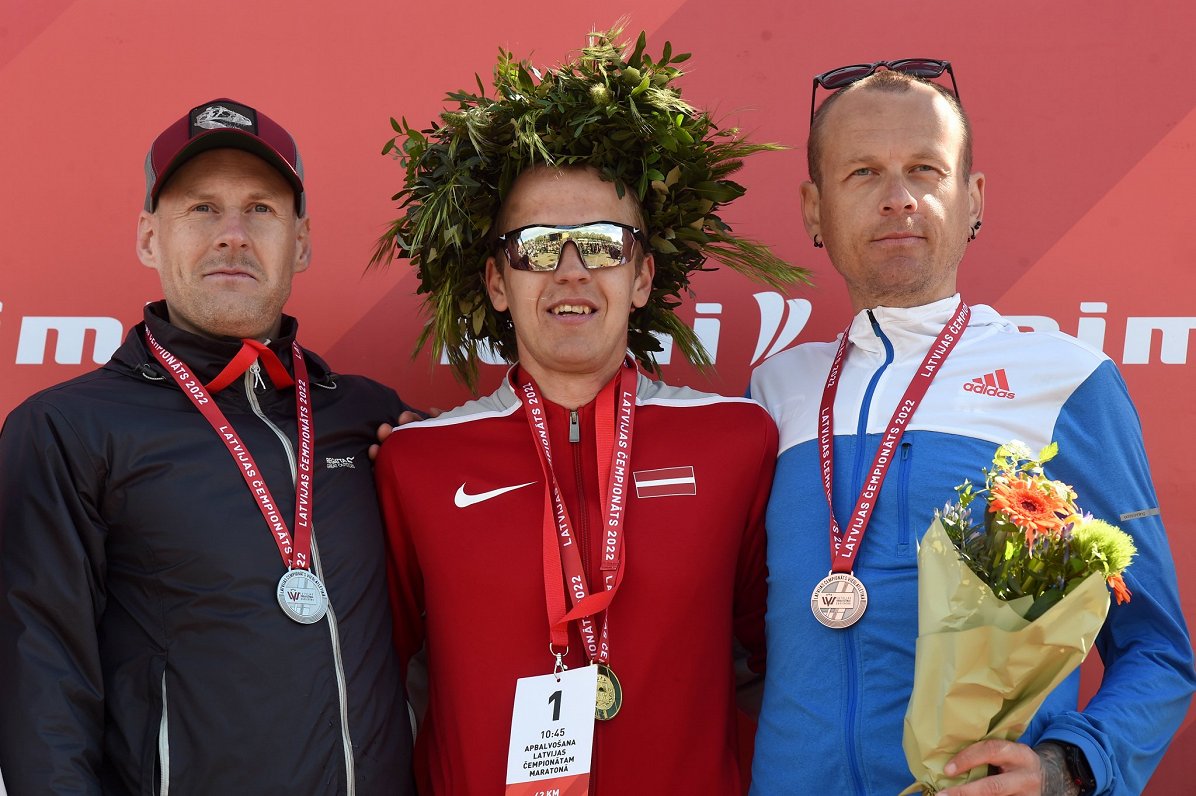Latvijas čempions maratonā Kristaps Bērziņš (centrā), 2.vietas ieguvējs Denis Prikulis (pa kreisi) u...