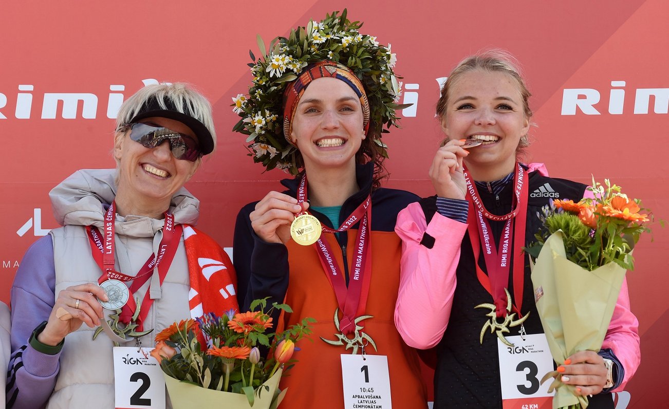 Latvijas čempione maratonā Anna Kļučņika (centrā), Ludmila Zepa (pa kreisi) un Anastasija Geraseva