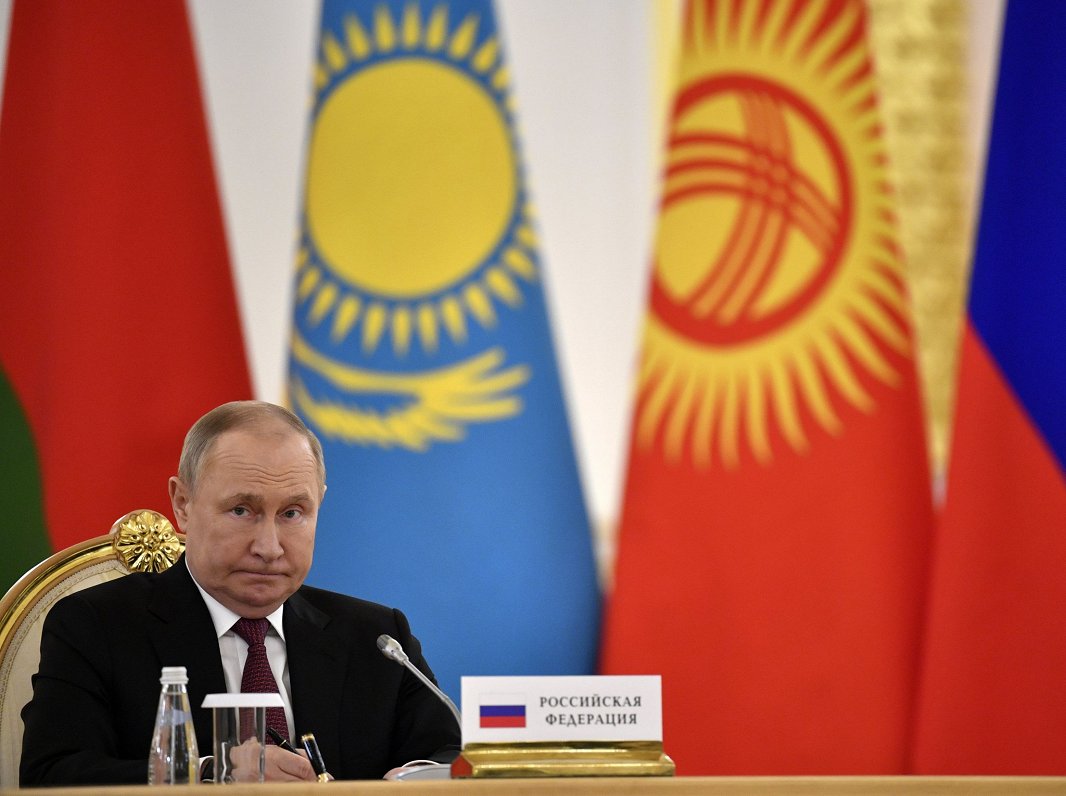 Krievijas prezidents Vladimirs Putins ar Kazahstānas un Kirgizstānas karogiem fonā
