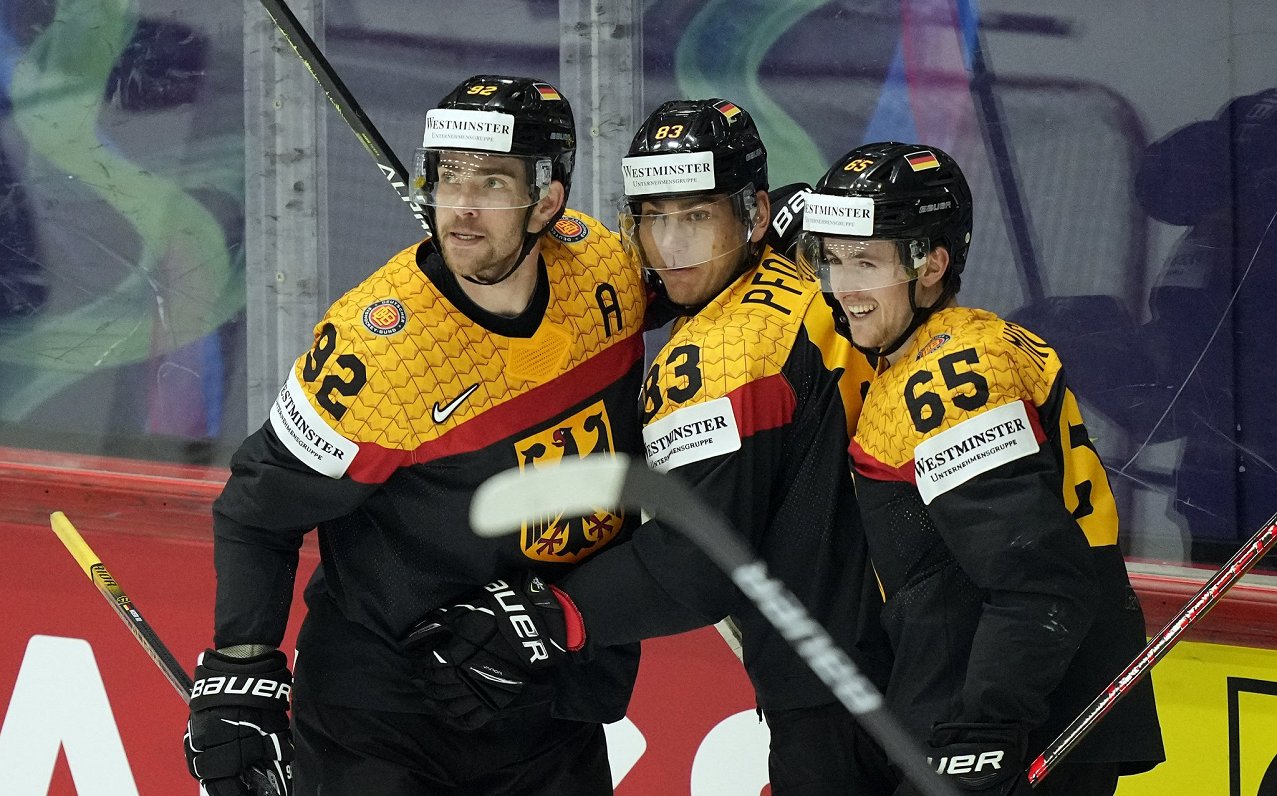 Vācijas hokejisti priecājas par vārtu guvumu pret Franciju