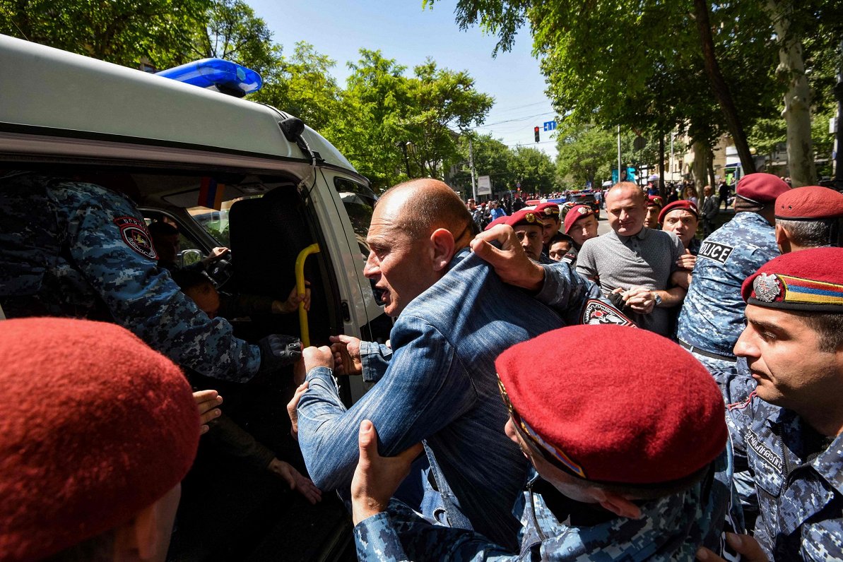 Erevānas policija aiztur protestētāju. 2022. gada 17. maijs.