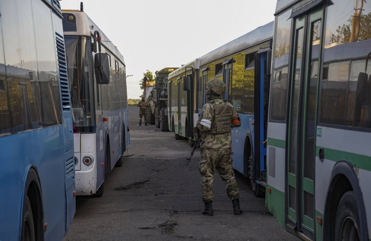 Tā dēvētās Doneckas tautas republikas militārā spēkā pārstāvis pie evakuācijas autobusiem (17.05.202...