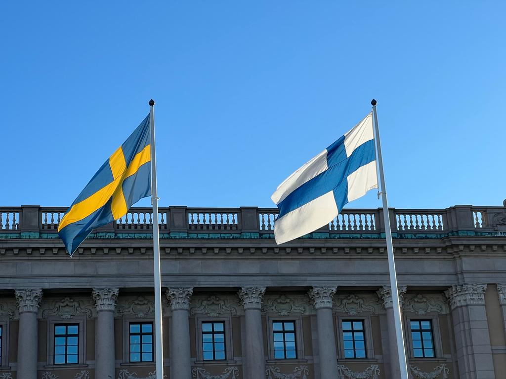 Zviedrijas un Somijas karogi.