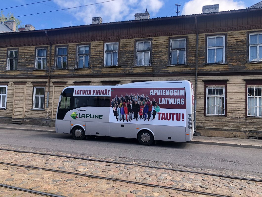 Partijas &quot;Latvija pirmā vietā!&quot; autobuss.