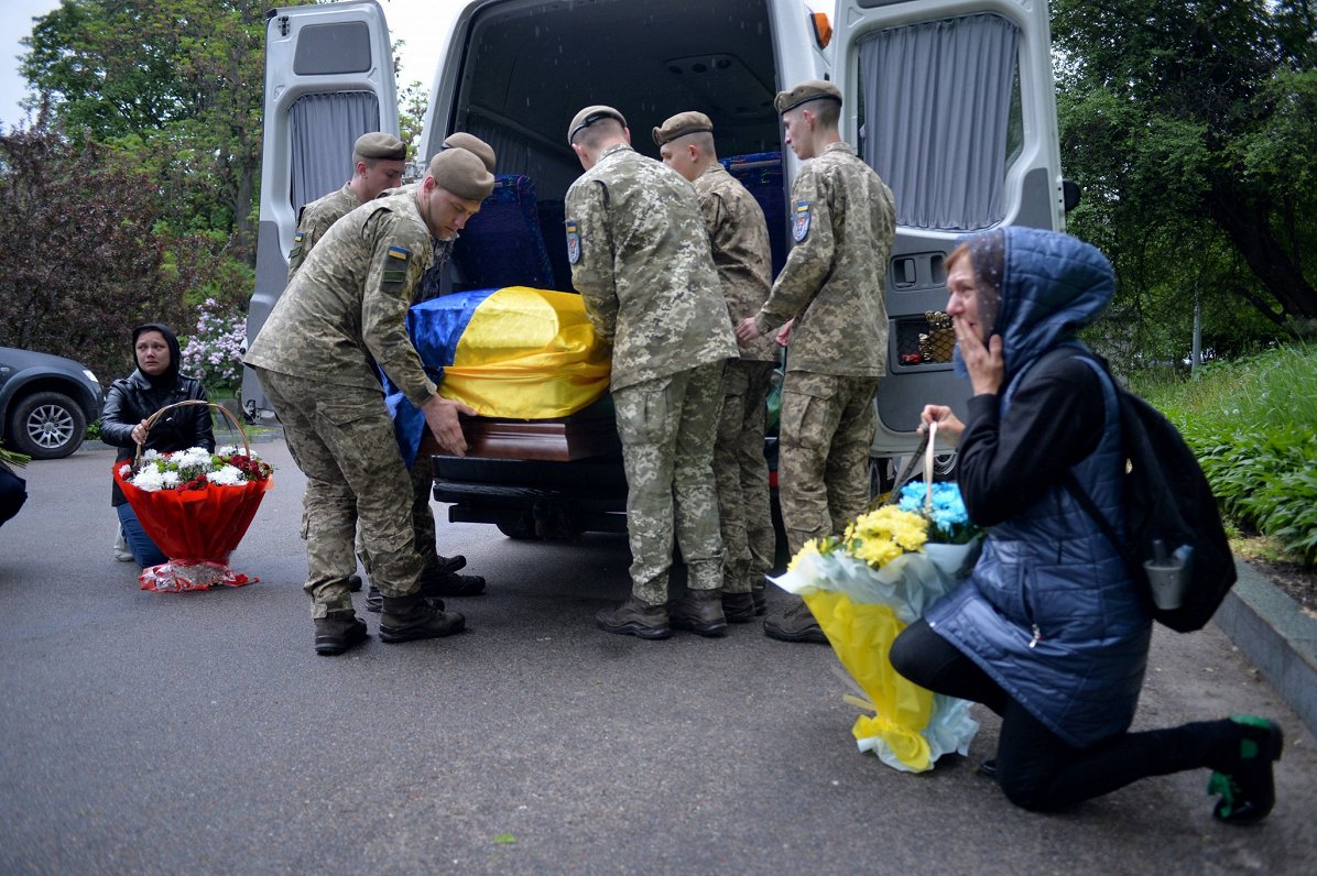 Ukraiņu armijas karavīra bēru ceremonija.