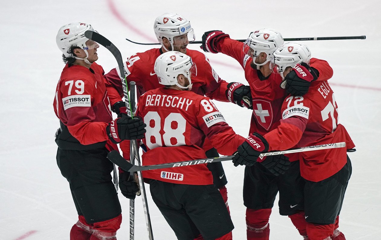 Šveices hokejisti priecājas par otro vārtu guvumu spēlē pret Slovākiju