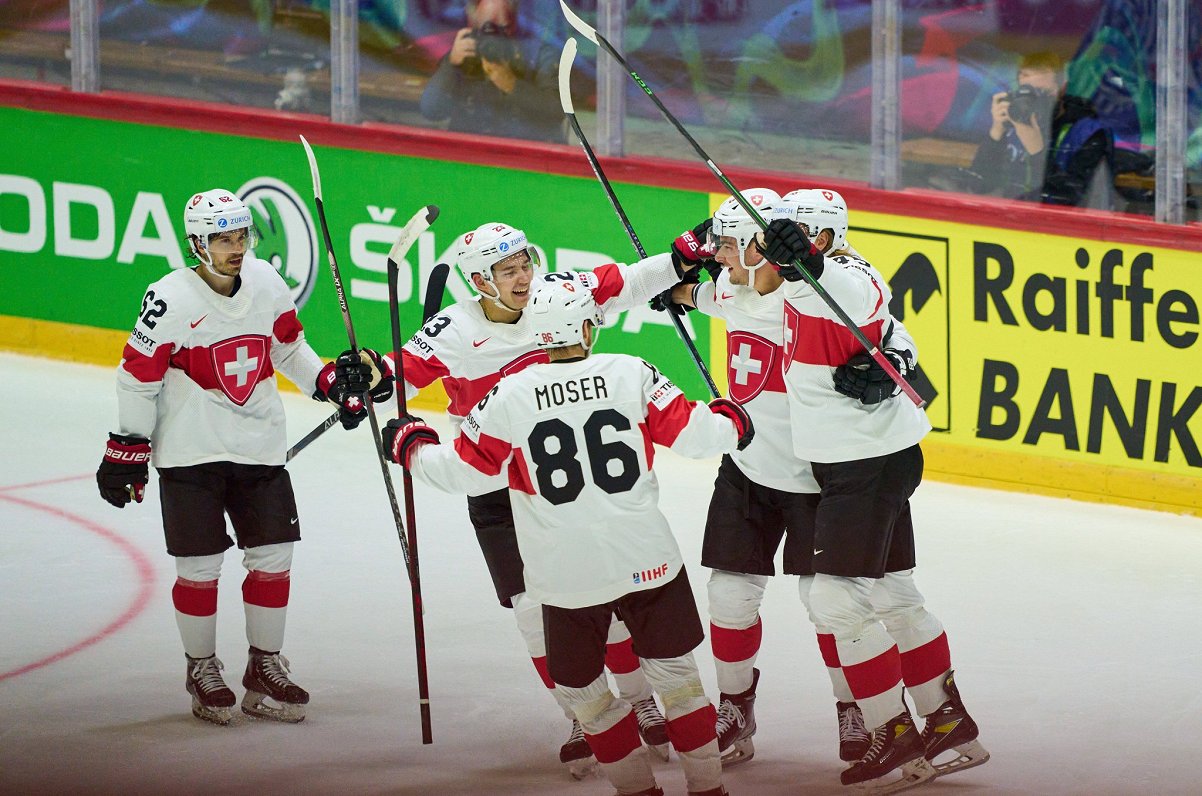 Šveices hokejisti priecājas pēc vārtu guvuma