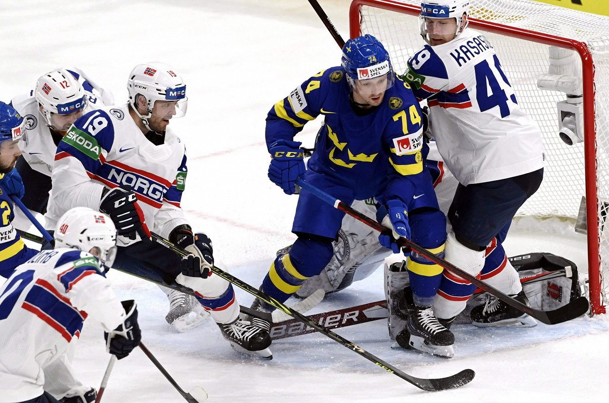 Zviedrijas hokejists Rasmuss Asplunds (#74) spēlē pret Norvēģiju