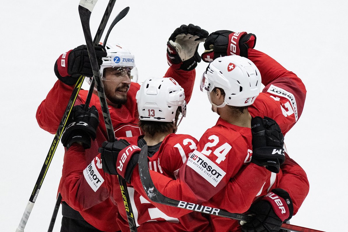 Šveices izlases hokejisti priecājas par vārtu guvumu spēlē pret Franciju