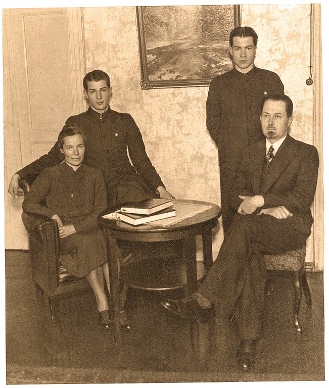 Profesors Nikolajs Malta 50. gadu jubilejā kopā ar kundzi Agnesi un dēliem Juri (pa labi) un Ivaru |...
