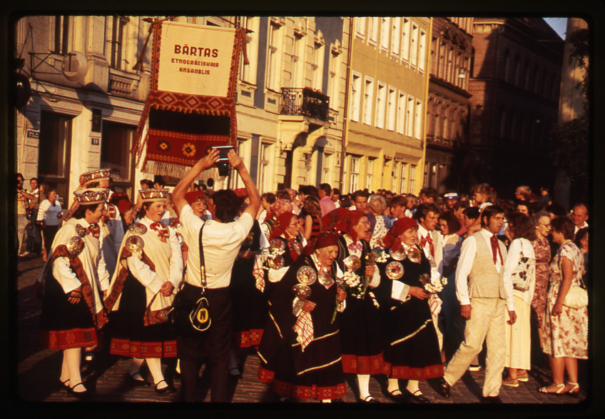Bārtas etnogrāfiskais ansamblis folkloras festivālā “Baltica” Rīgā 1988. gadā.
