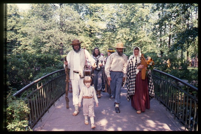 Folkloras draugu kopa “Skandinieki” Friča Brīvzemnieka piemiņas pasākumā Arkādijas parkā 1986. gadā.