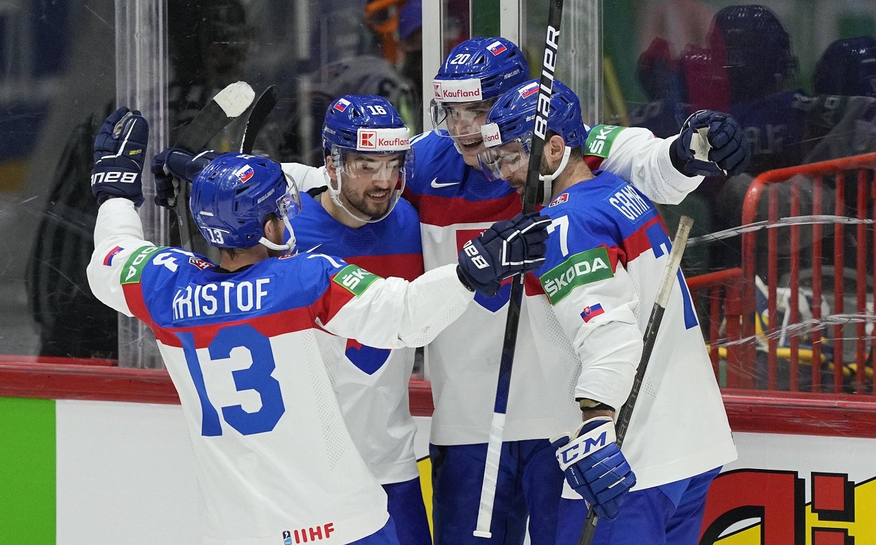 Slovākijas hokejisti priecājas par piekto vārtu guvumu spēlē pret Dāniju