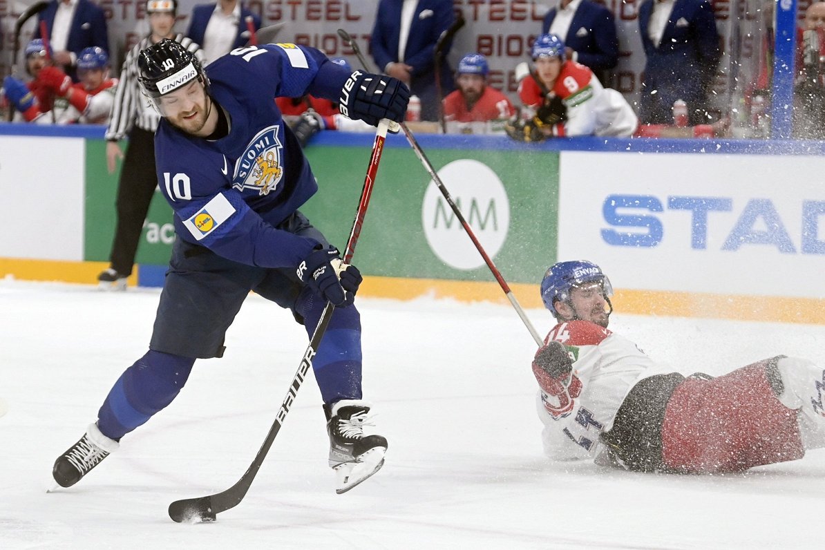 Somijas hokejists Joels Armia spēlē pret Čehiju pasaules čempionātā