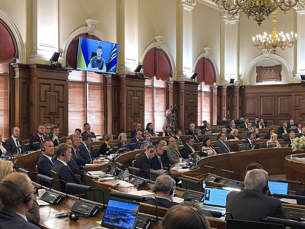 Ukrainas prezidents Volodimirs Zelenskis uzrunā Latvijas parlamenta deputātus.