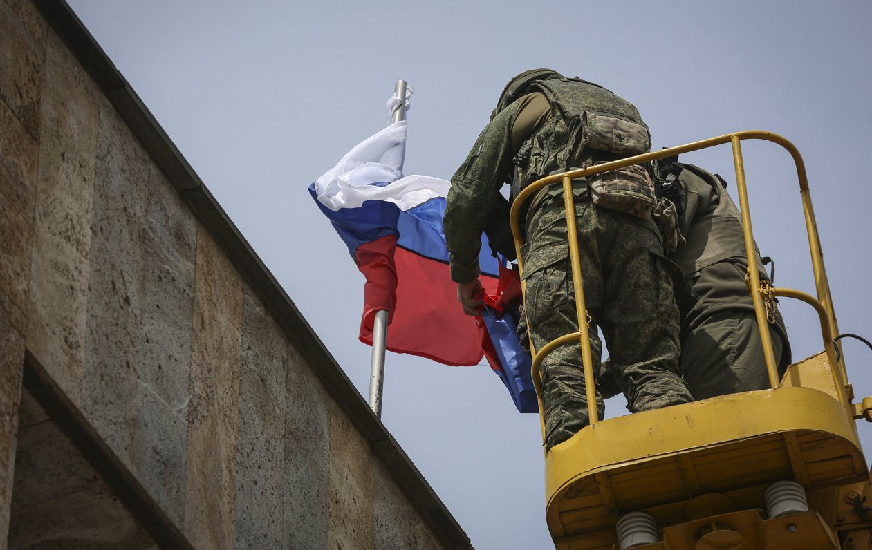 Krievu kaujinieki uzvelk Krievijas karogu Svitlodarskā, 80 km no Severodoneckas.