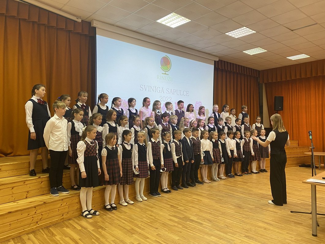 Bērni Rīgas Rīnūžu vidusskolā