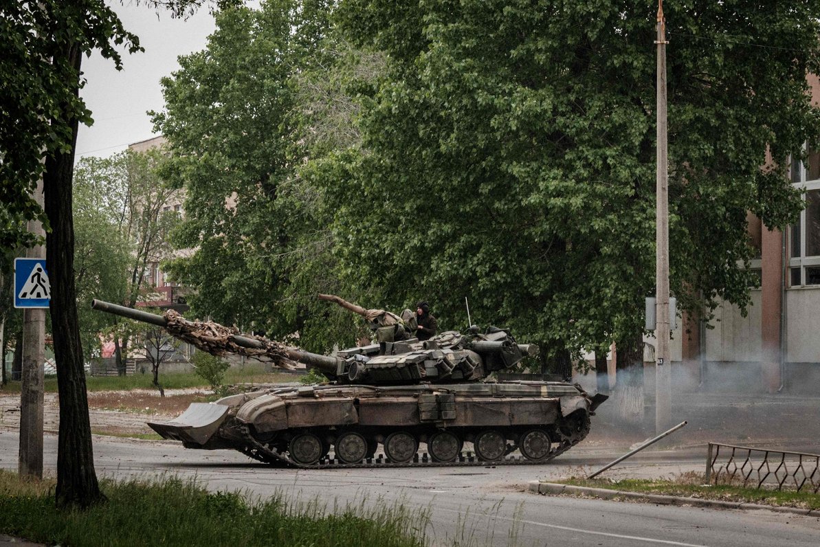 Украинский танк на одной из улиц Северодонецка. 18.05.2022
