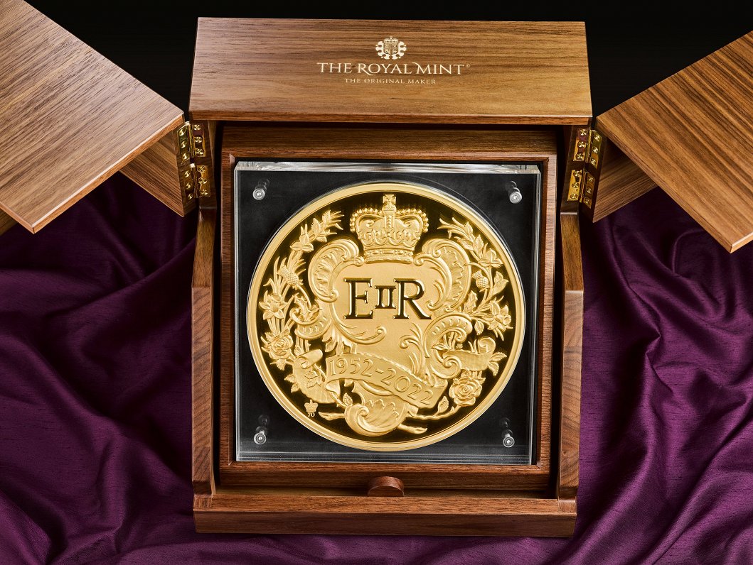 Karalienes Elizabetes II valdīšanas 70. jubilejai veltītā 15 kg monēta