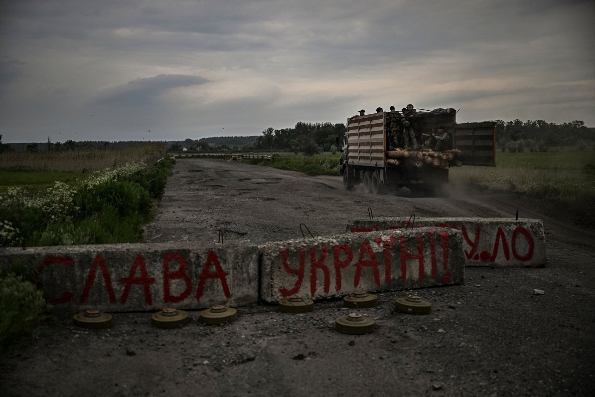 Солдаты минируют дорогу. Барвенково, Донецкая область. 29.05.2022