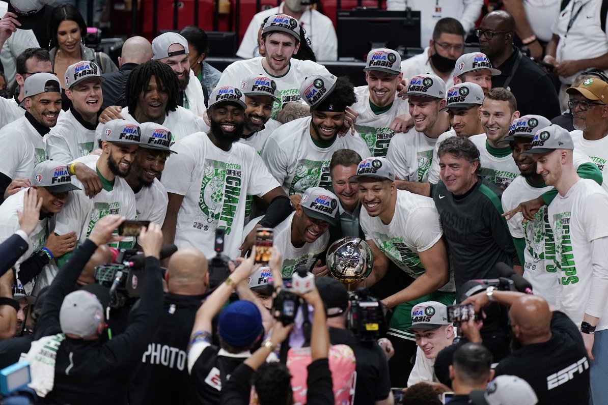 Bostonas &quot;Celtics&quot; ar NBA Austrumu konferences čempionu kausu