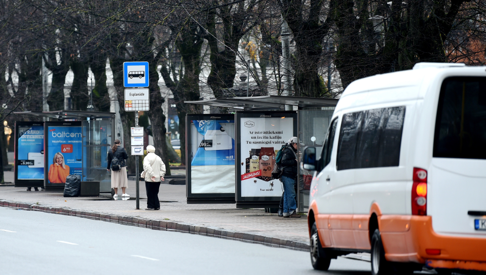 Sabiedriskā transporta pietura Rīgas centrā.
