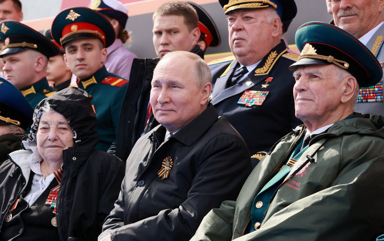 Krievijas prezidents Vladimirs Putins vēro &quot;Uzvaras dienas&quot; parādi Maskavā