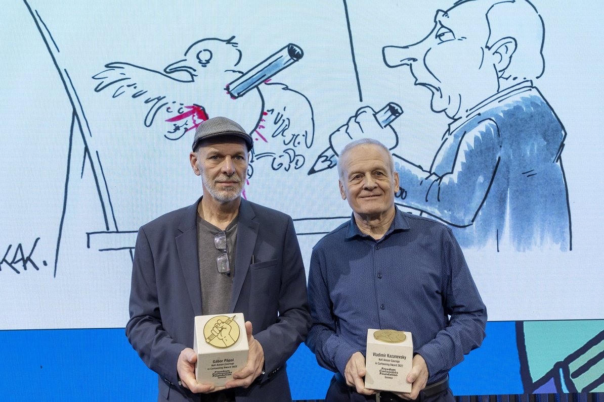 No kreisās: Gabors Papajs un Vladimirs Kazaņevskis