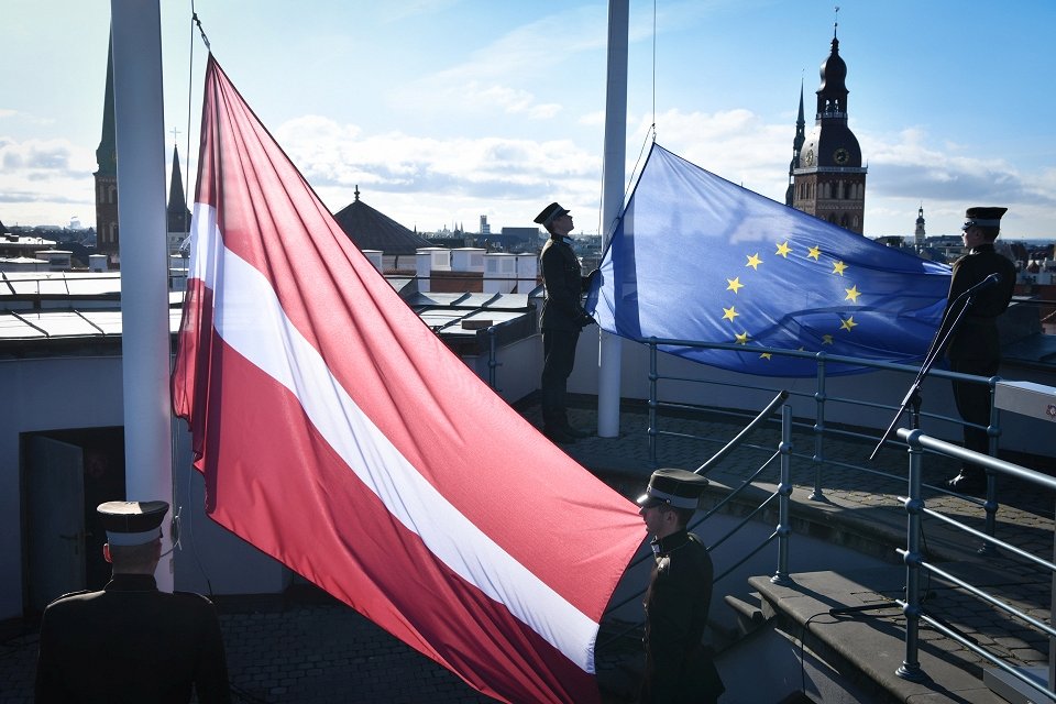 Флаги Латвии и Евросоюза. Иллюстрация