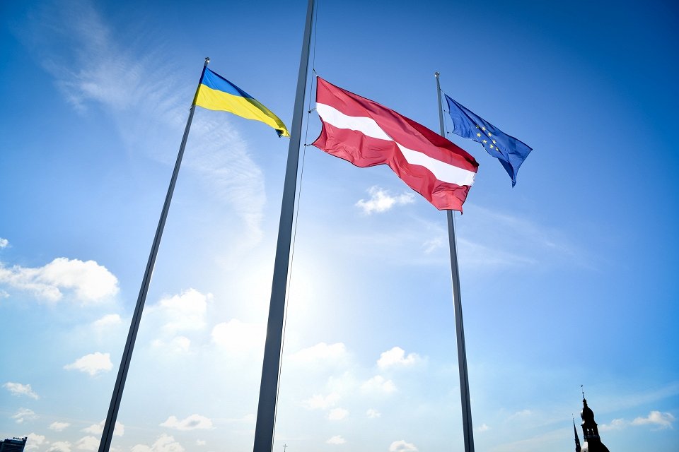 Флаги Украины, Латвии и ЕС над Рижским замком. Иллюстрация