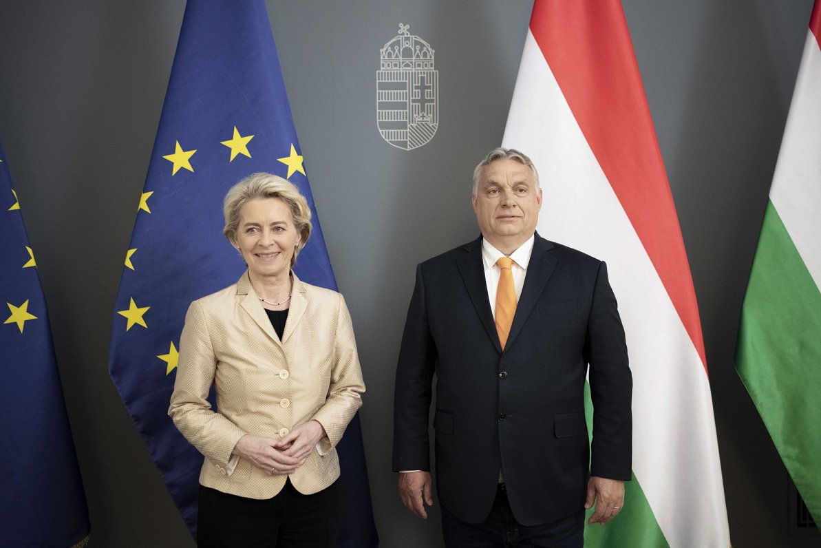 Eiropas Komisijas prezidente Urzula fon der Leiena mēģina pārliecināt Ungārijas premjeru Viktoru Orb...