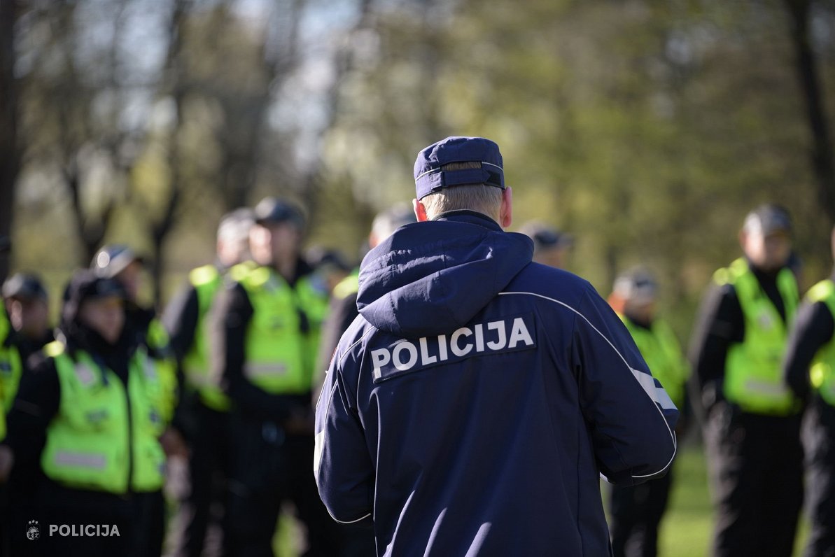 Сотрудники полиции в Парке победы в Риге. Иллюстративное фото