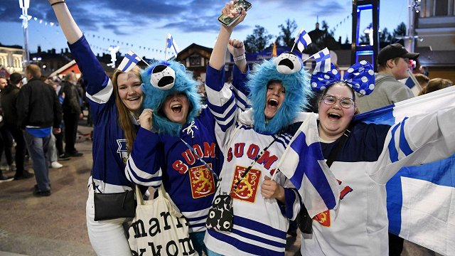 Somija svin uzvaru: hokejistus sveic prezidents un kara aviācija, policija skaita postījumus