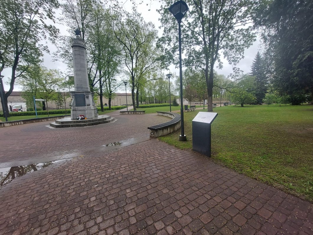 Padomju pieminekļi Igaunijas pilsētā Narvā.