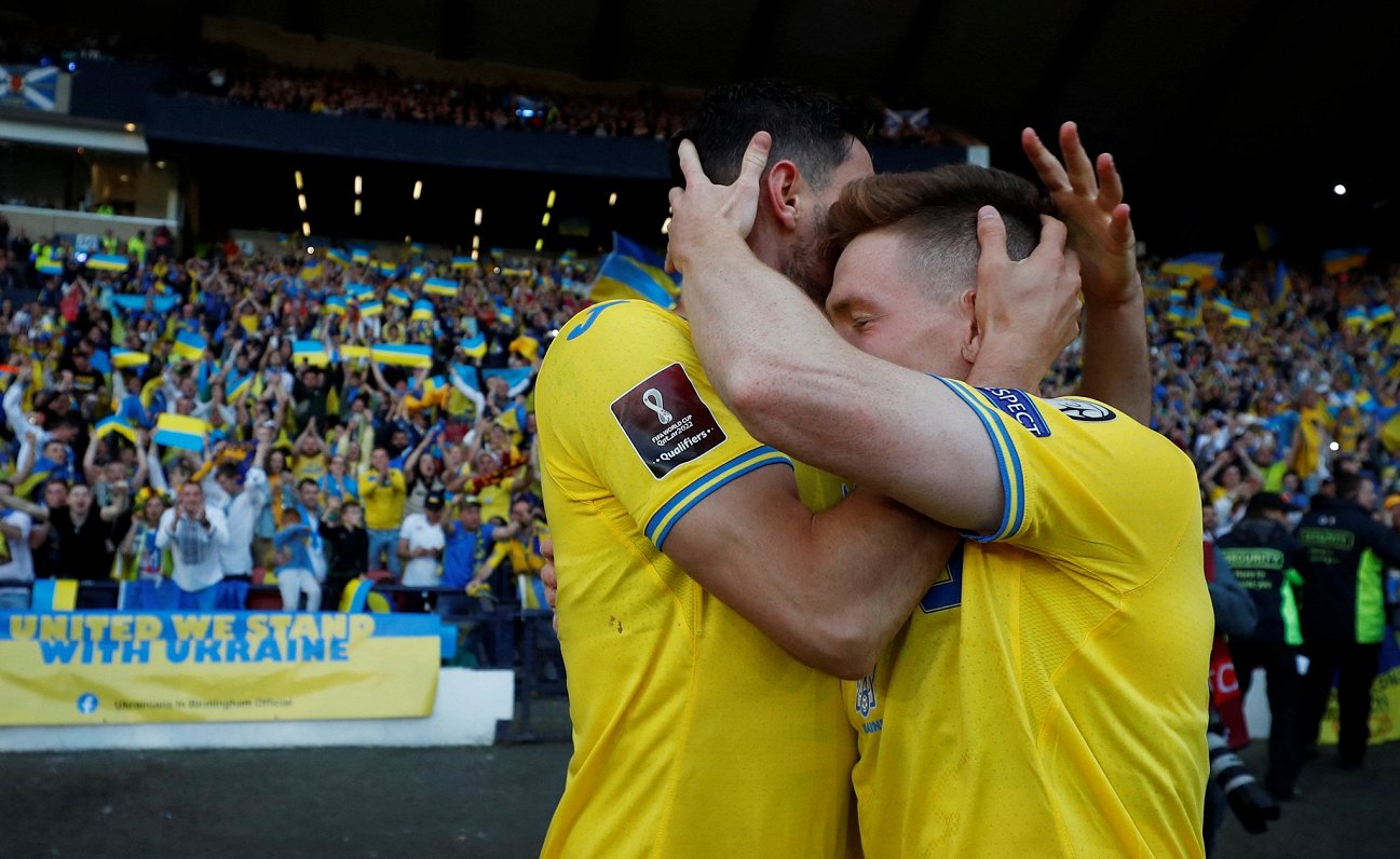 Ukrainas futbolisti Romans Jaremčuks un Viktors Cigankovs priecājas par komandas otro vārtu guvumu