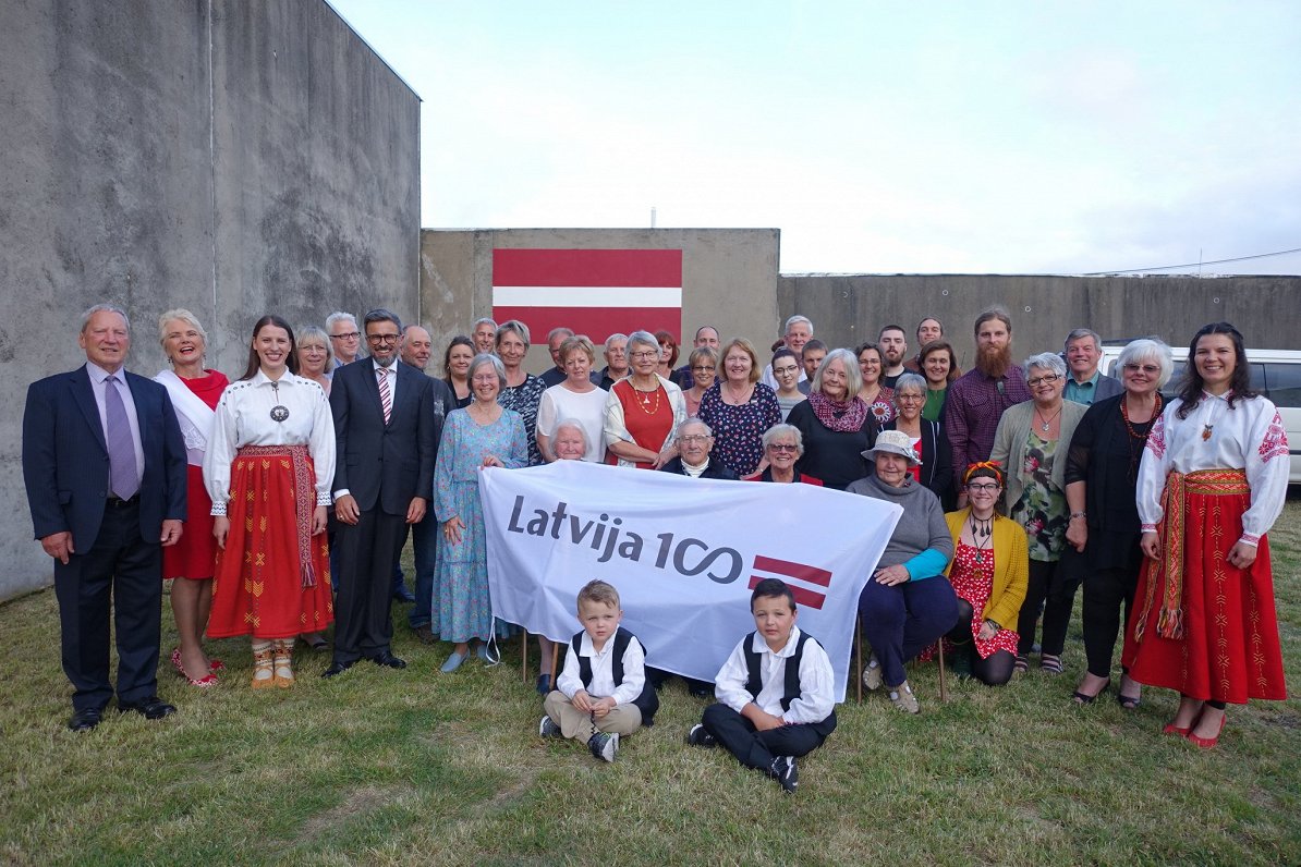 Jaunzēlandes latvieši svin Latvijas simtgadi.