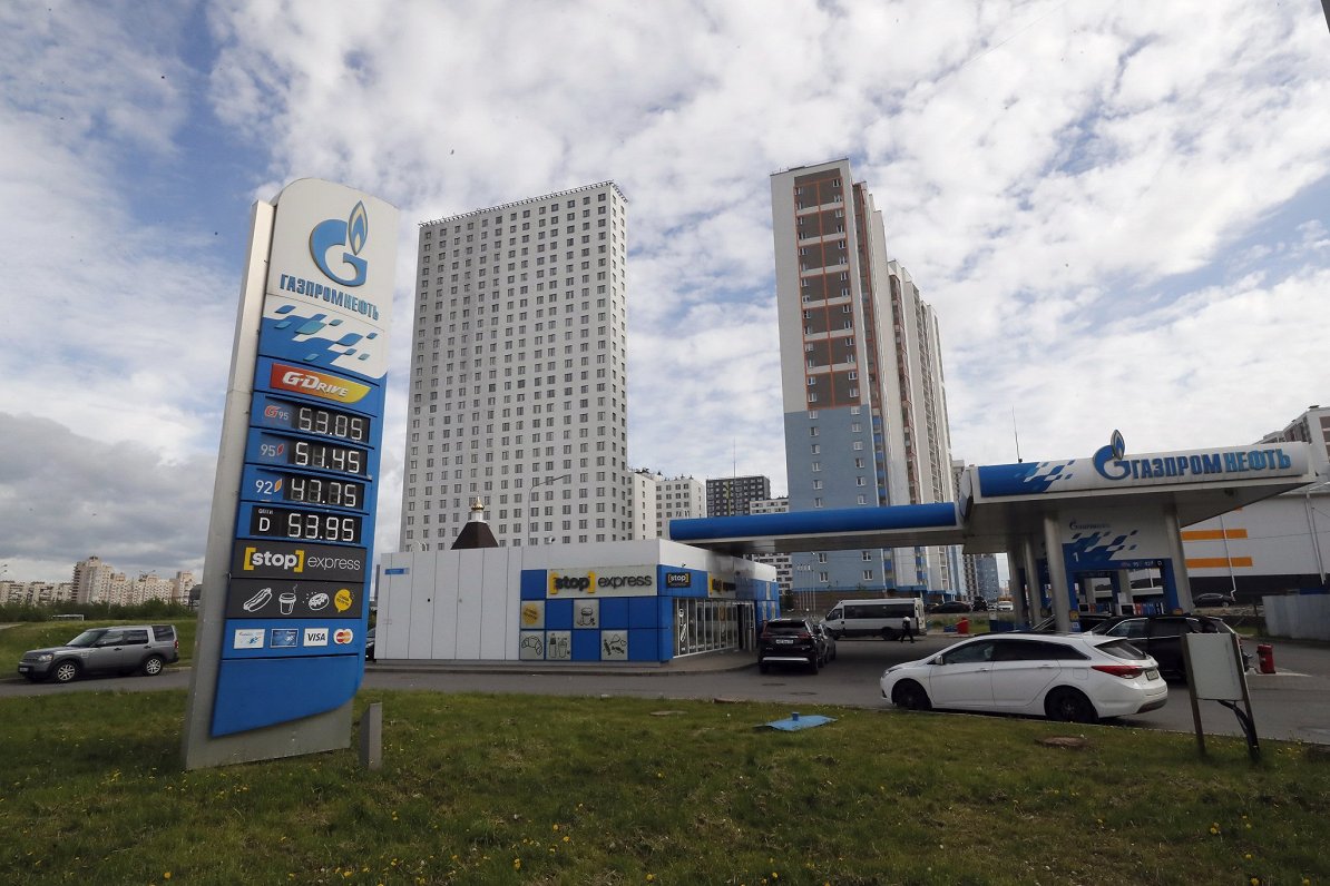 Degvielas uzpildes stacija Krievijā. Eiropas Savienība ir apstiprinājusi jaunas sankcijas, kas pared...