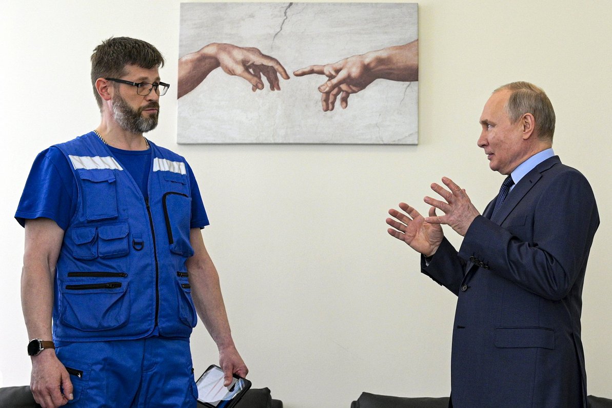 Krievijas prezidents Vladimirs Putins (no labās)