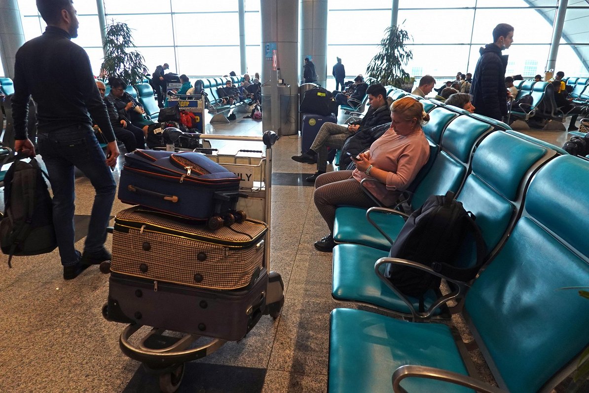 Pasažieri Maskavas Domodedovo lidostā