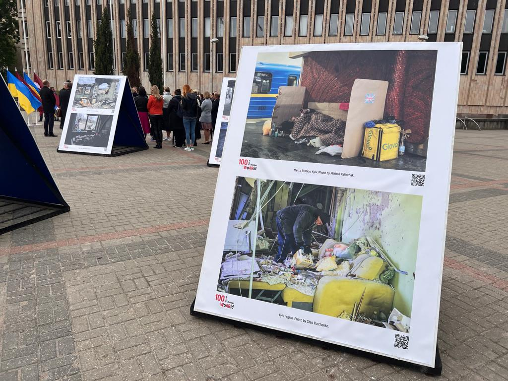 Ukrainas vēstniecības un ziedot.lv jaunā fotoizstāde pie Kongresu nama