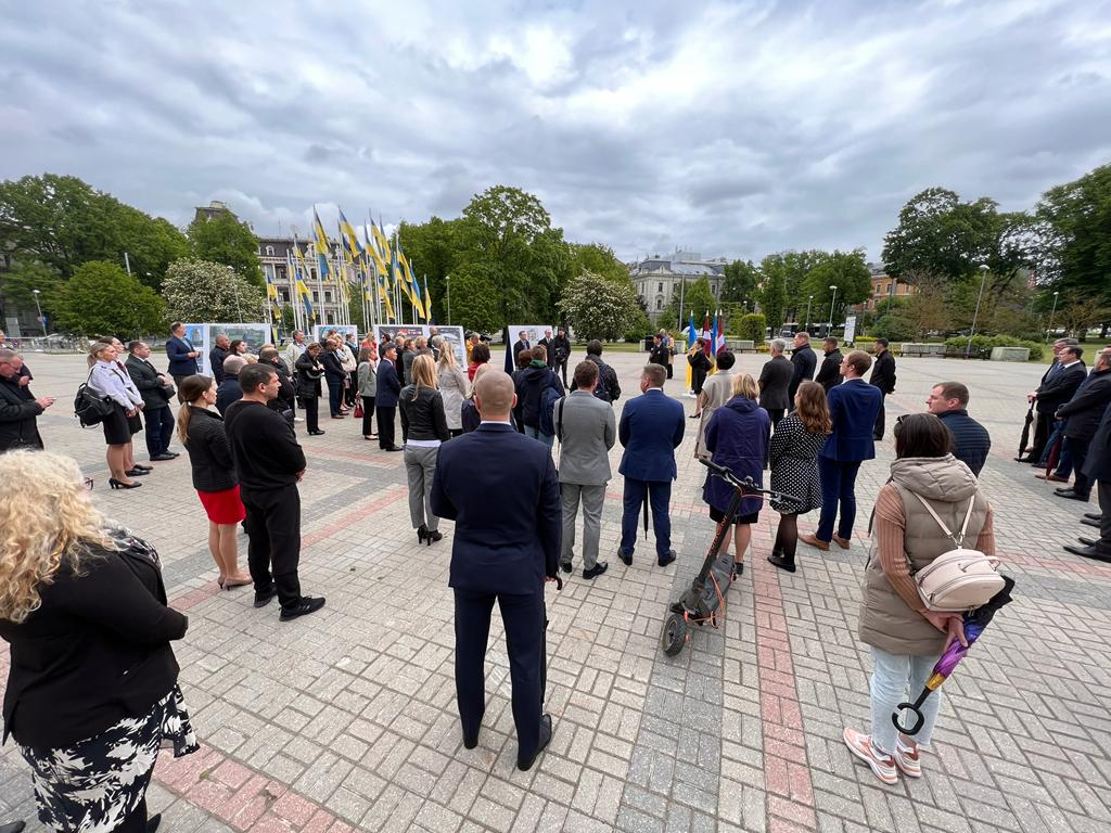 Ukrainas vēstniecības un ziedot.lv jaunā fotoizstāde pie Kongresu nama