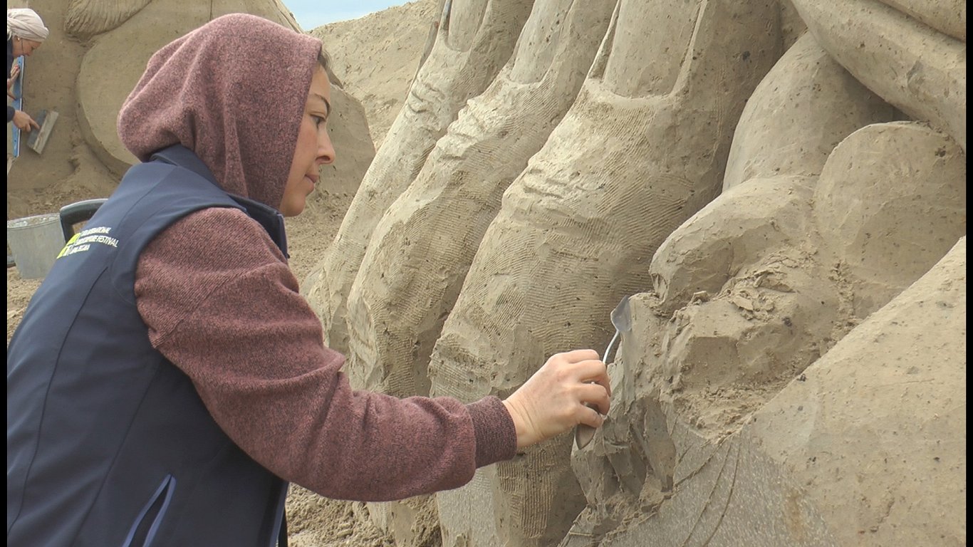 Turcijas tēlniece Eda Kaitana. Jelgavas 16. smilšu skulptūru festivāls
