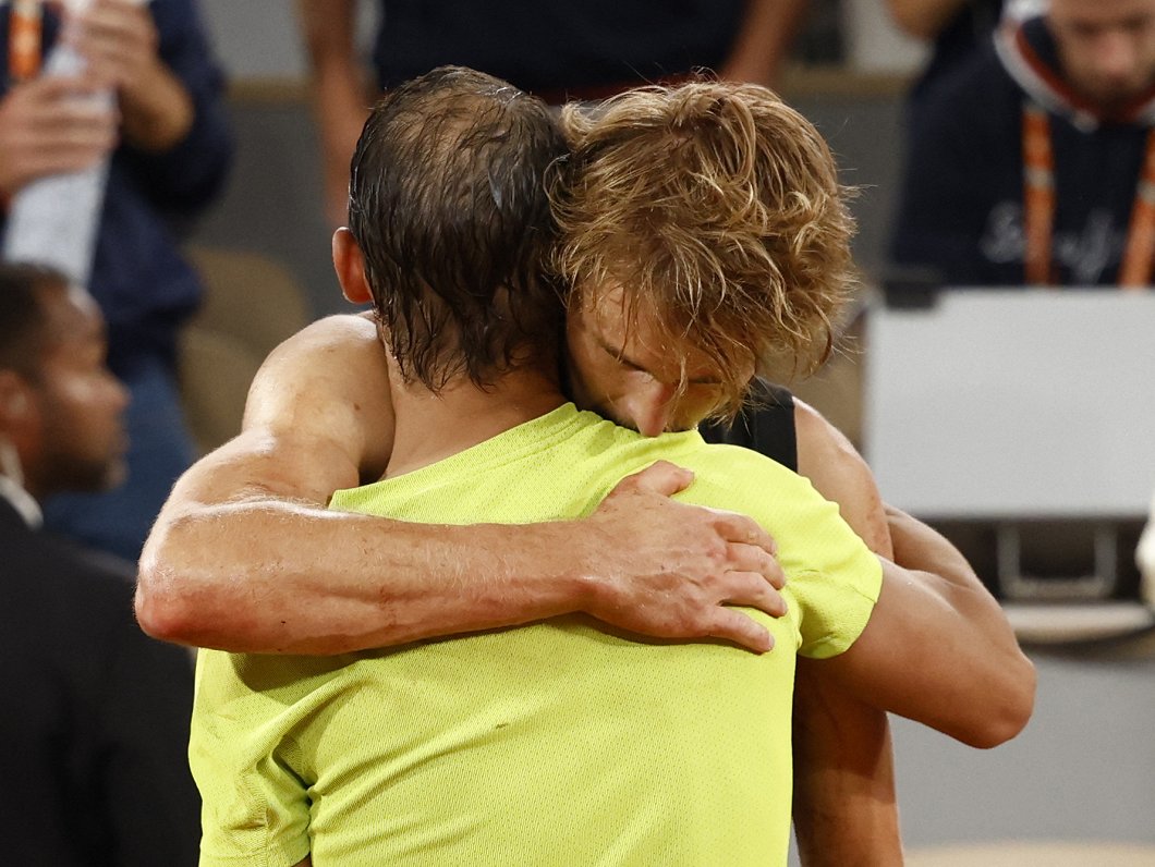 Aleksandrs Zverevs apskauj Rafaelu Nadalu pēc traumas Francijas atklātā čempionāta pusfinālā