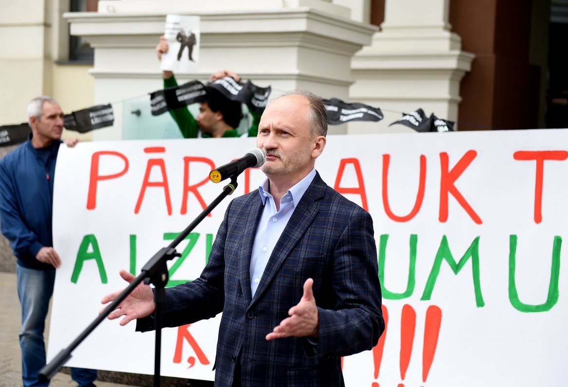 Rīgas domes deputāts Miroslavs Mitrofanovs piedalās LKS rīkotajā protesta akcijā Rātslaukumā pret ai...