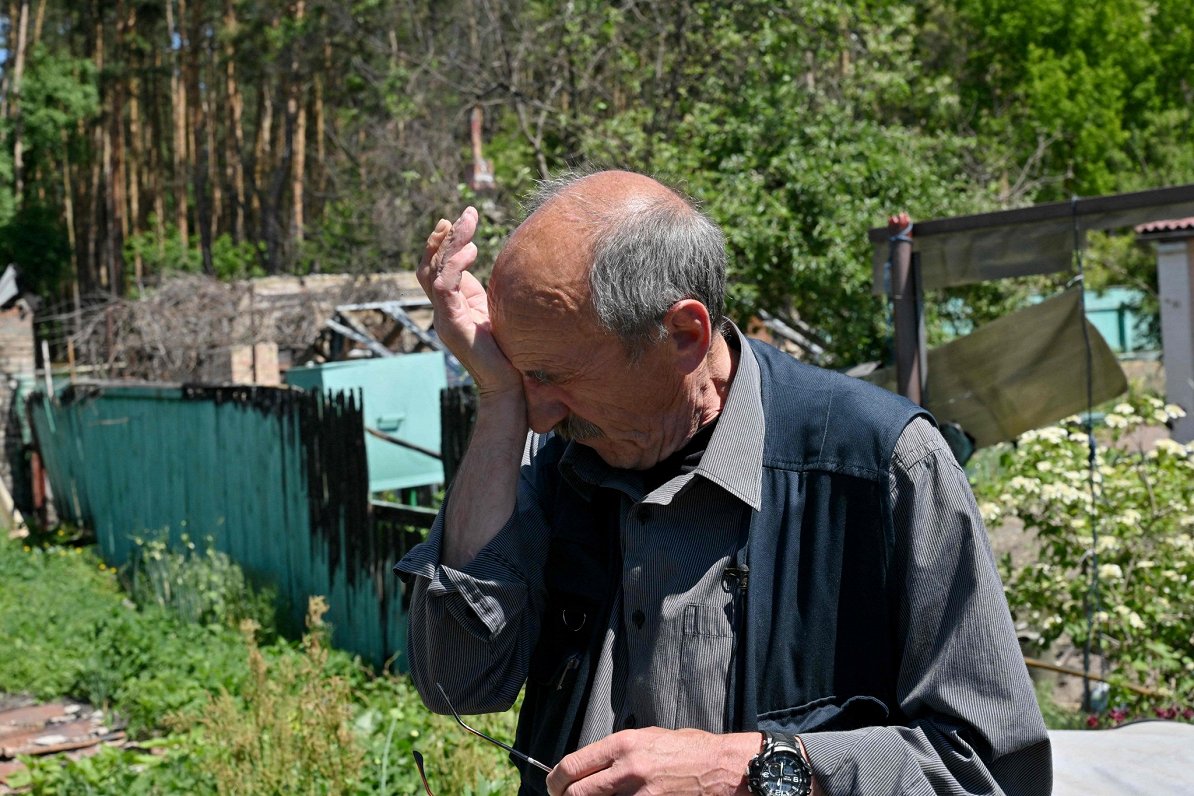 Attēlā 75 gadus vecais Arkādijs netālu no savas sagrautās mājas Kijivas ziemeļos 2022. gada 3. jūnij...